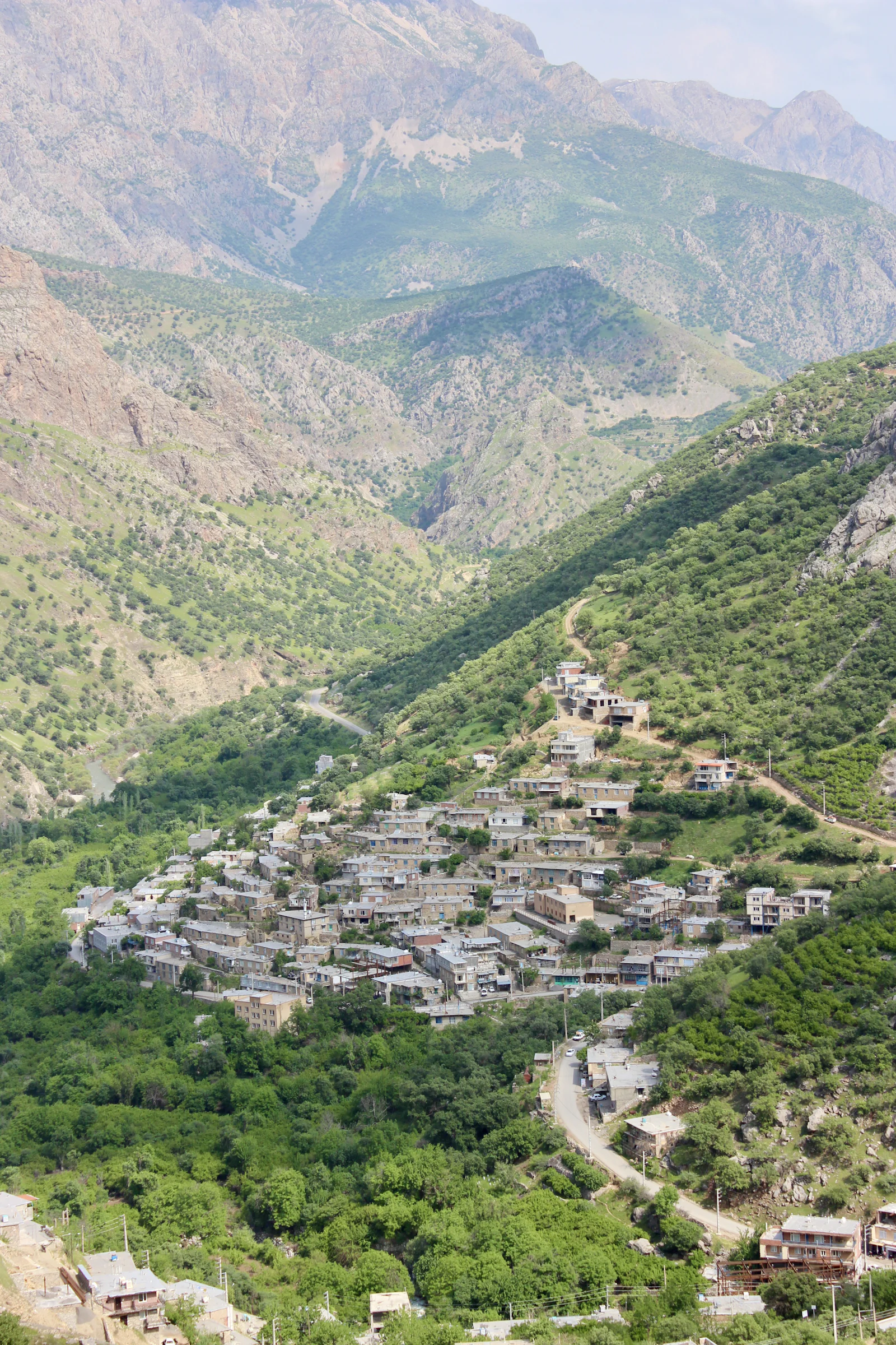 روستایی در درهای سبز و کوهستانی